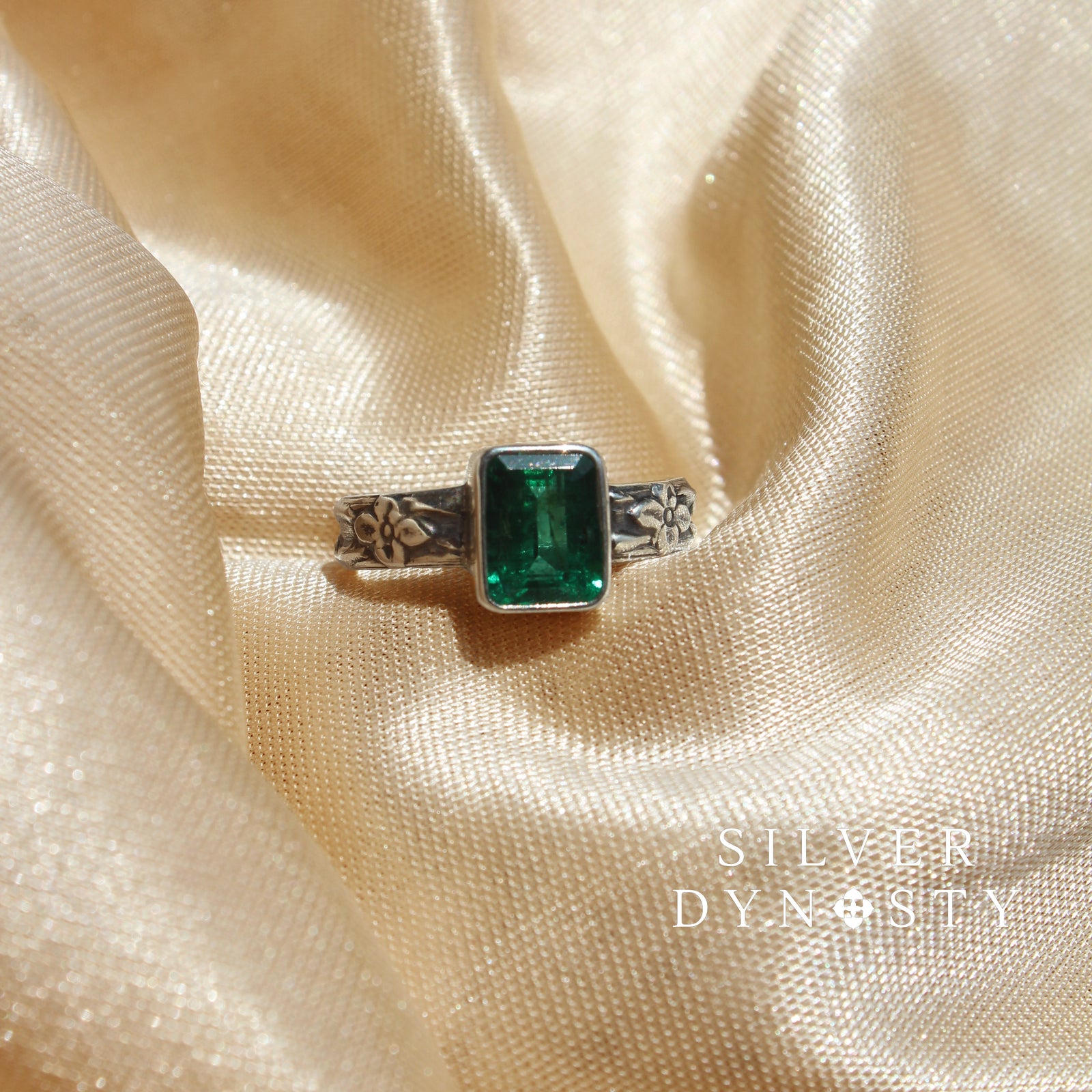 Top AAA quality natural emerald ring in 925 sterling solid silver